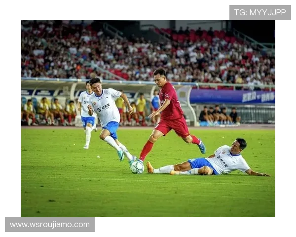 足球明星街球大战燃情对决球场外的技巧与创意碰撞